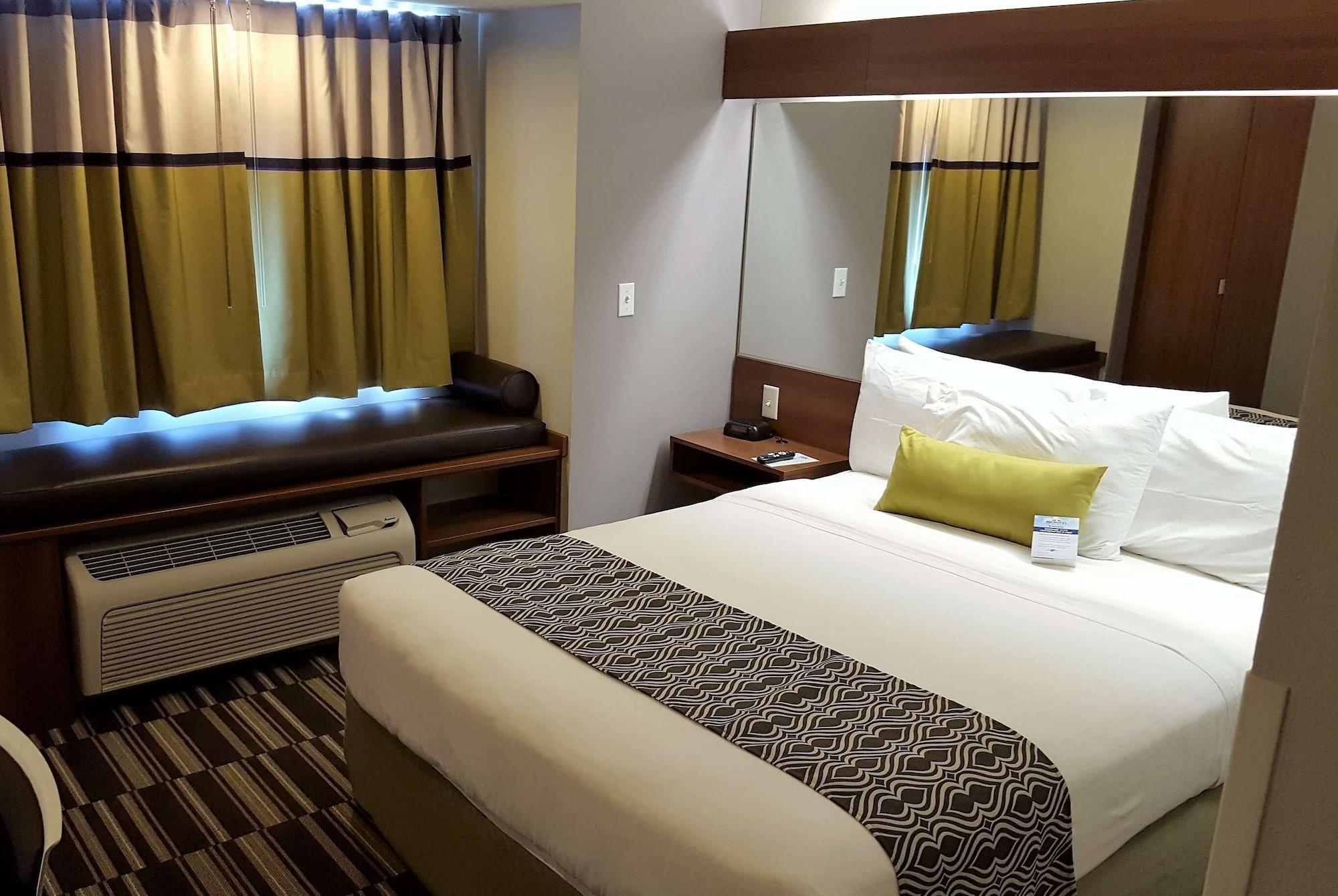 Microtel Inn & Suites By Wyndham Белвю Екстериор снимка