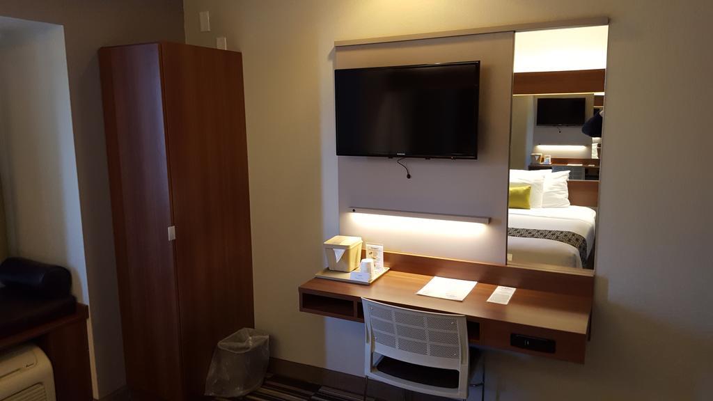 Microtel Inn & Suites By Wyndham Белвю Екстериор снимка