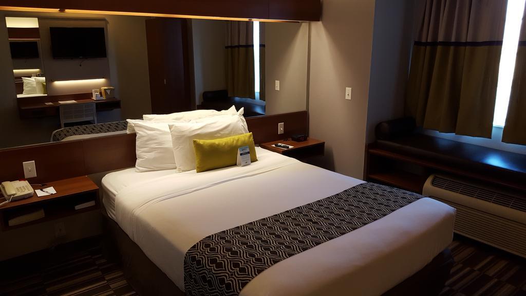 Microtel Inn & Suites By Wyndham Белвю Екстериор снимка