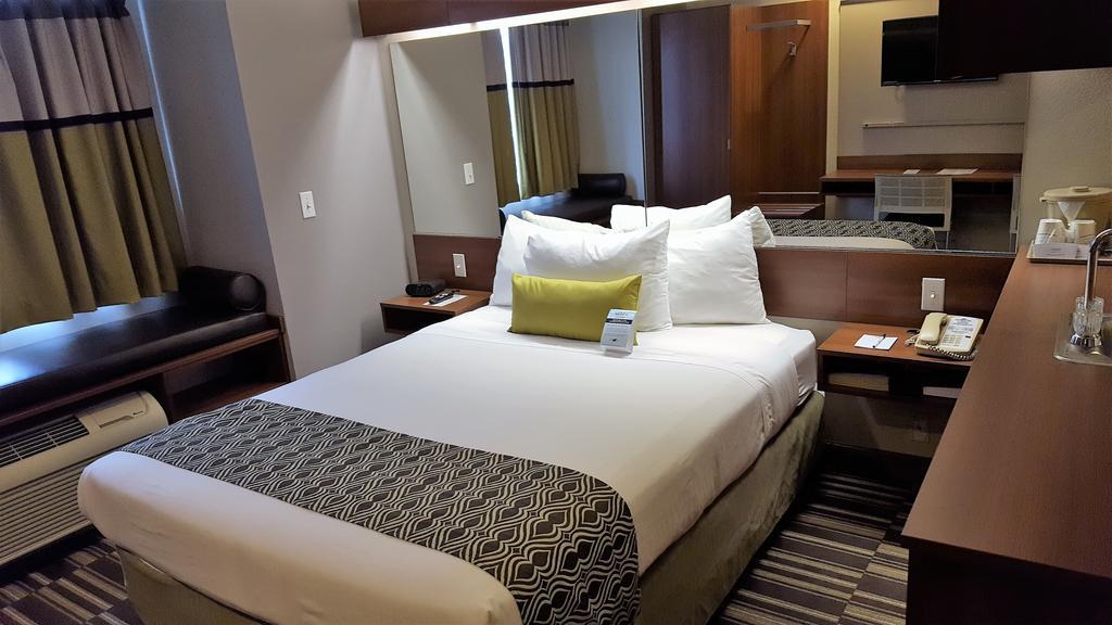 Microtel Inn & Suites By Wyndham Белвю Екстериор снимка
