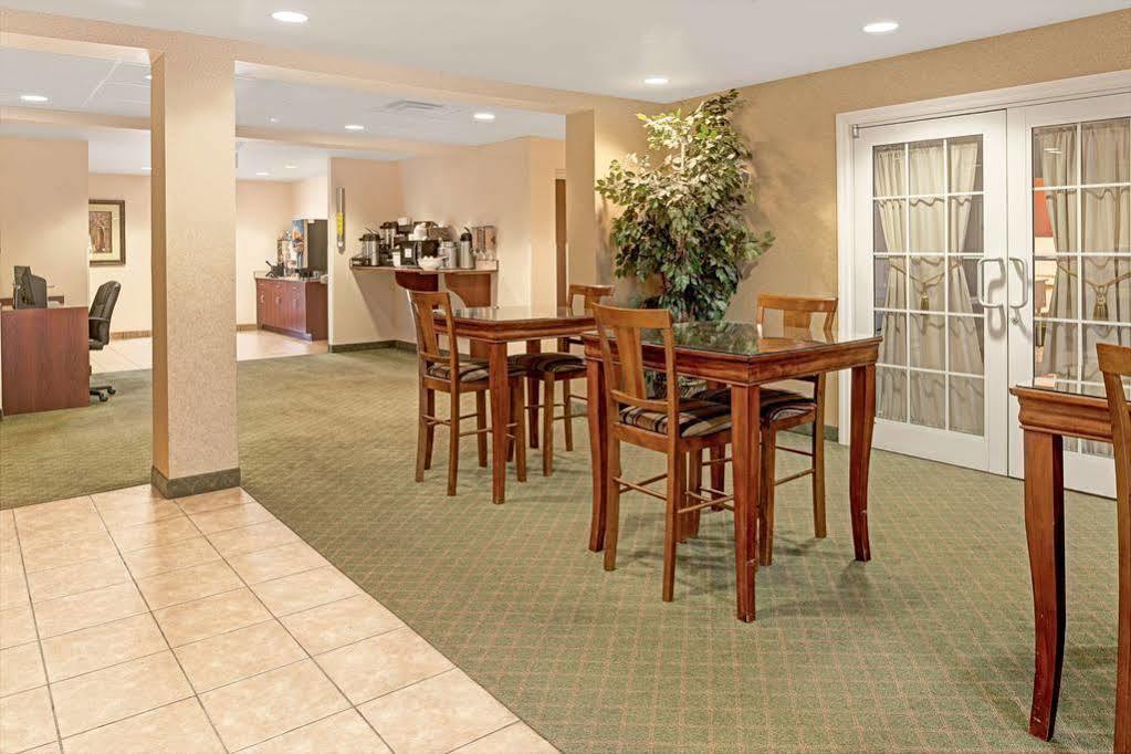 Microtel Inn & Suites By Wyndham Белвю Екстериор снимка
